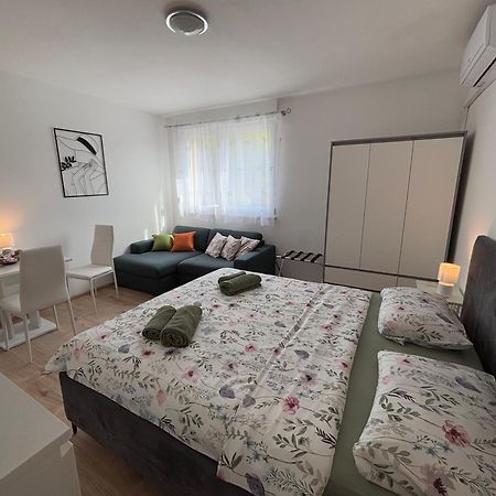App Karla Apartment พูลา ภายนอก รูปภาพ