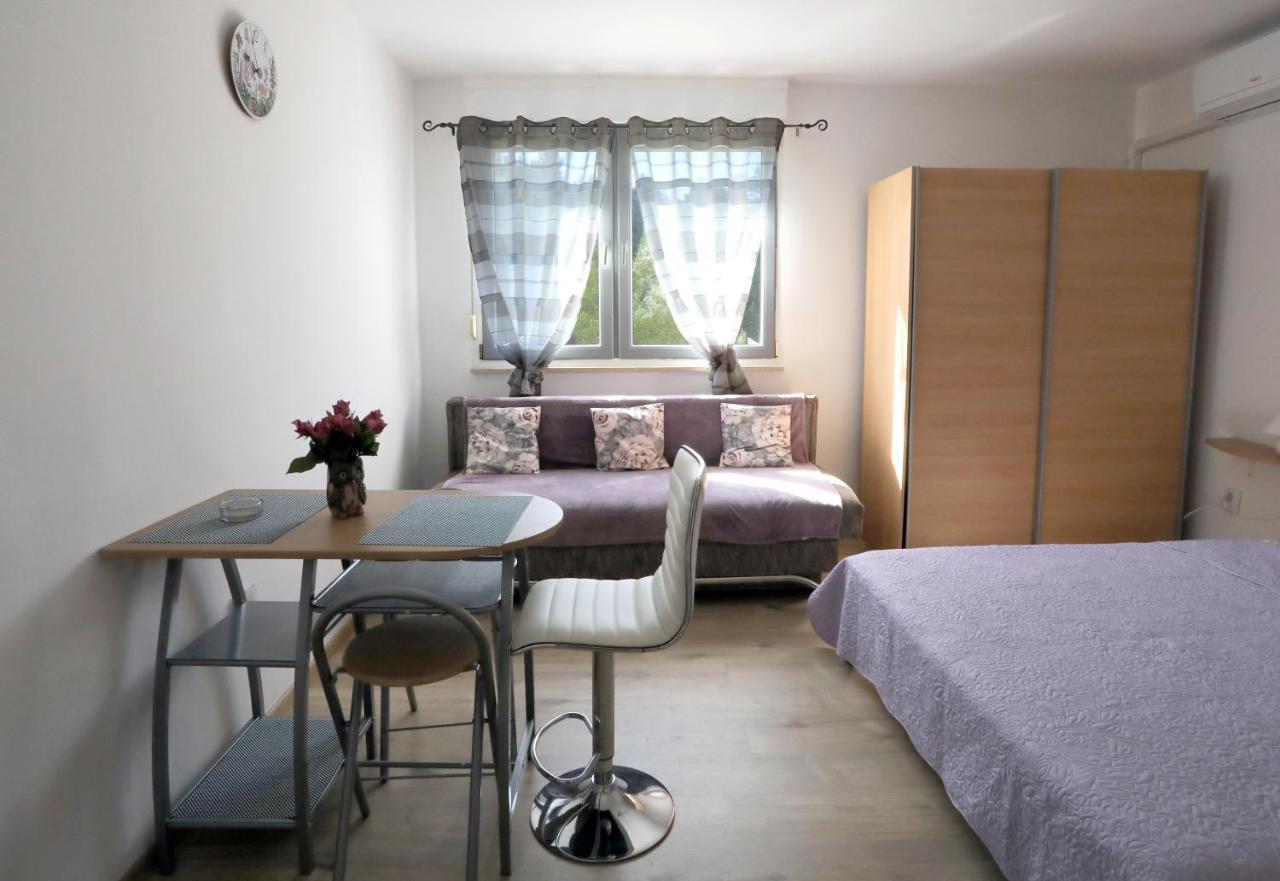 App Karla Apartment พูลา ภายนอก รูปภาพ