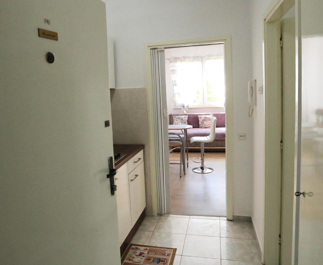 App Karla Apartment พูลา ภายนอก รูปภาพ