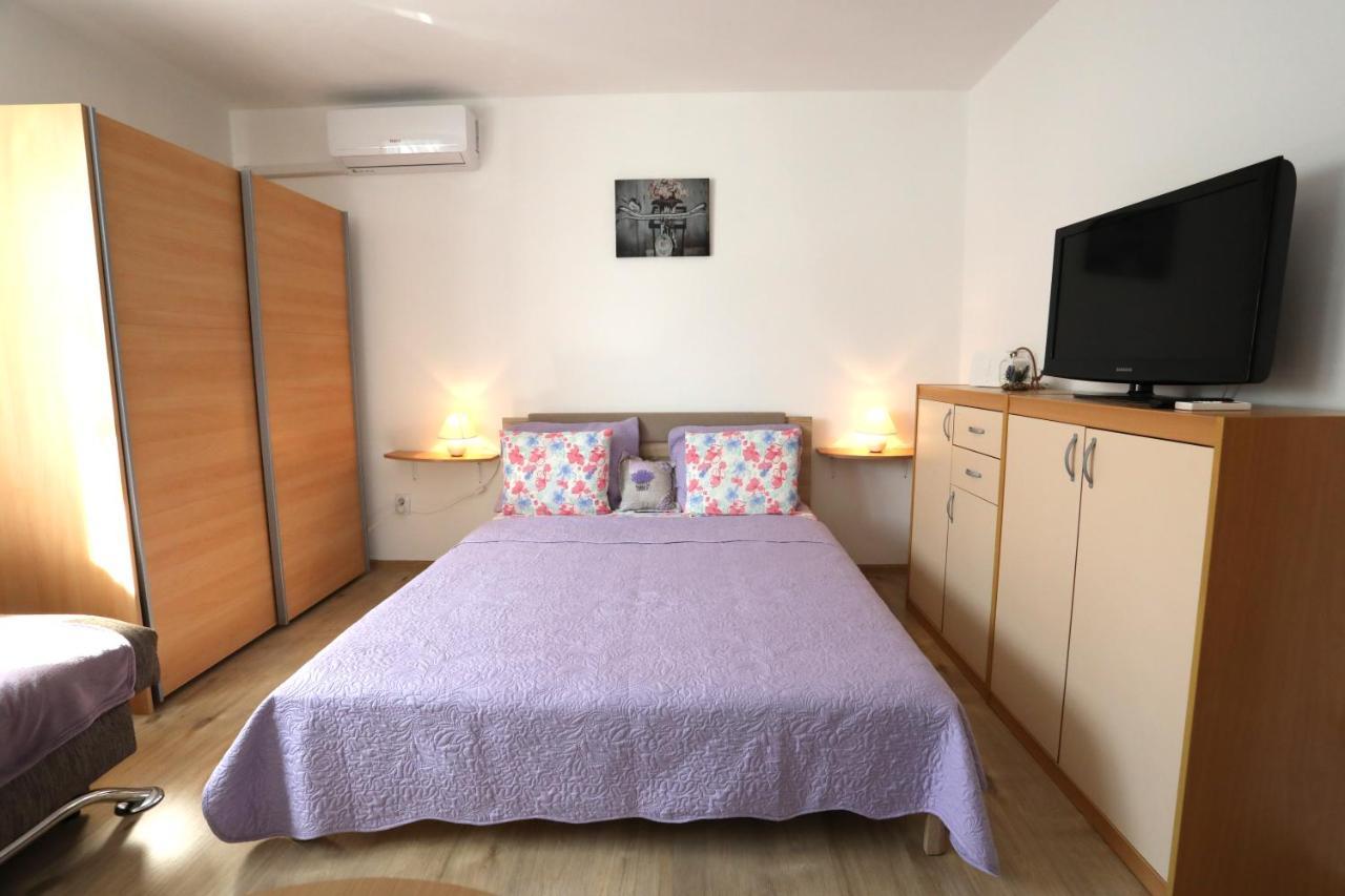 App Karla Apartment พูลา ภายนอก รูปภาพ